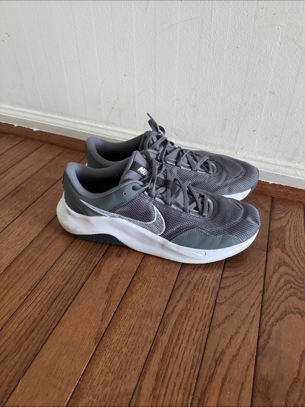 Nike Men's Grey and White Athletic Running Sneakers